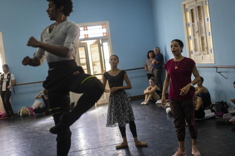 La subdirectora del Ballet Nacional de Cuba Viengsay Valdés, a la derecha, dirige a sus bailarines durante una práctica en La Habana el jueves 12 de diciembre del 2019. (AP Foto/Ramón Espinosa)