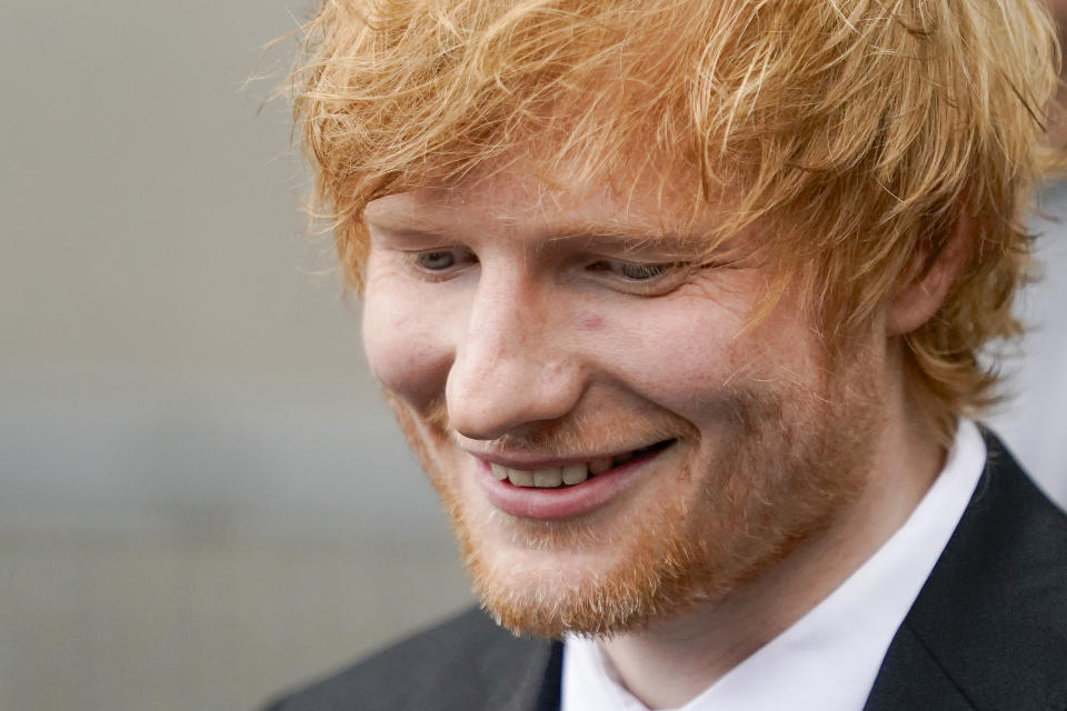 El músico Ed Sheeran sonríe antes de hablar con medios de comunicación fuera de una Corte Federal en Nueva York tras ganar su juicio por violaciones a los derechos de autor el jueves 4 de mayo de 2023 en Nueva York. Un jurado federal concluyó que Sheeran no plagió componentes clave del clásico de Marvin Gaye de la década de 1970 "Let's Get It On" cuando creó su éxito "Thinking Out Loud". (Foto AP/John Minchillo)