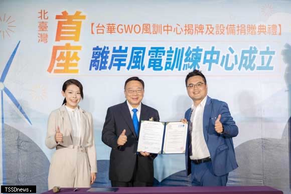 中華大學與海碩能源簽署設備捐贈合約書，高虹安市長擔任見證人。