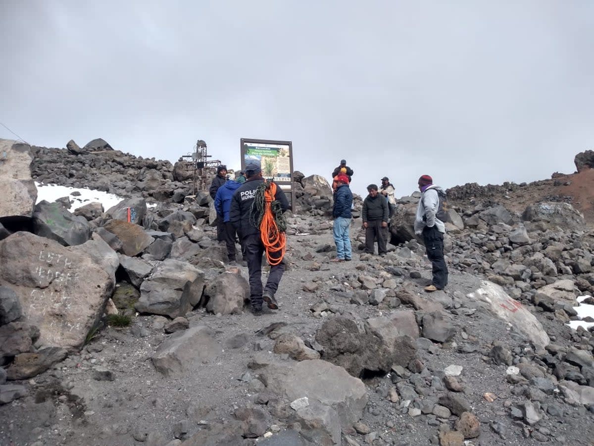 Rescue workers search for the bodies of Mexican climbers who died while climbing the Pico de Orizaba (Account of the General Coordination of Civil Protection of the State of Puebla)