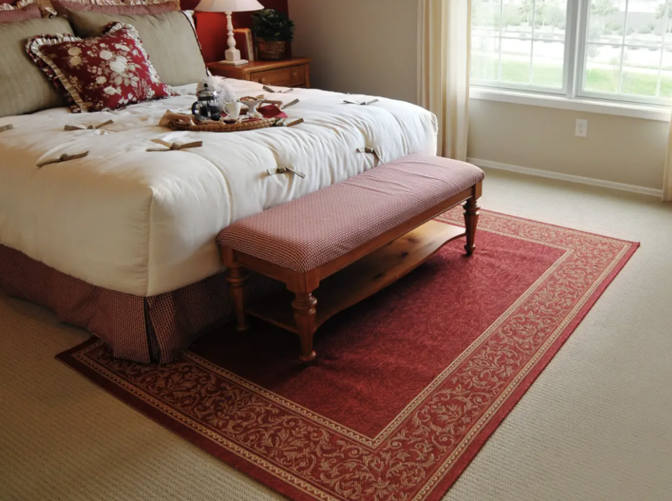 Ihr könnt Teppiche auch übereinanderlegen, um euren Raum interessanter zu machen. - Copyright: BCFC/Shutterstock