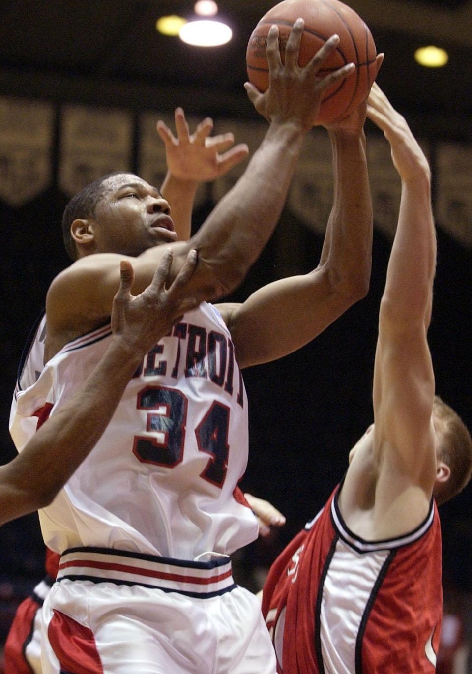 Detroit Mercy's Willie Green (34) shoots for two over Youngstown State's Bill Mallernee during first half action on Feb. 27, 2003.