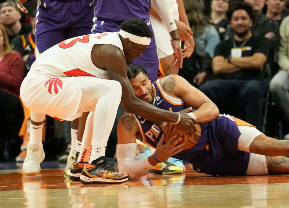 Phoenix Suns forward Ish Wainright (12) fights for a looses ball with Toronto Raptors forward Pascal Siakam (43) during the first quarter at Footprint Center in Phoenix on Jan. 30, 2023.