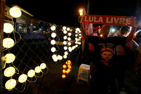 Supporters of former Brazilian president Luiz Inacio Lula da Silva attend a vigil outside the Federal Police Superintendence in Curitiba, Brazil August 31, 2018. REUTERS/Rodolfo Buhrer