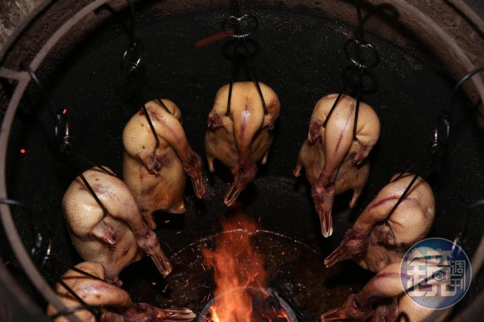 邊境烤鴨店選用75天的土番鴨，以炭火悶爐烘烤，外皮酥脆肉質多汁。