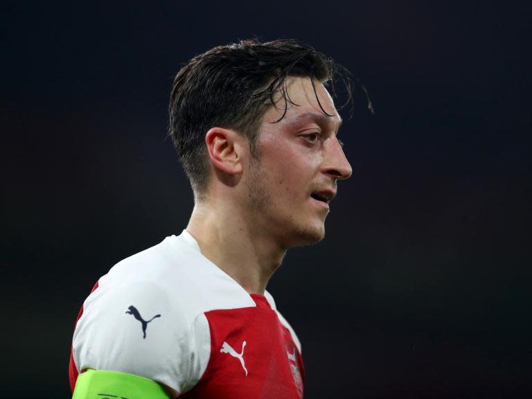 Arsenal news: Mesut Ozil is ‘world class’ and should keep on playing, says Alex Iwobi