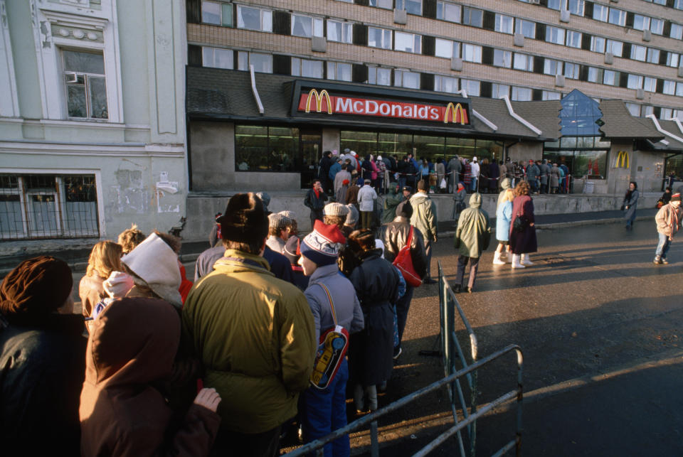 <p>El local moscovita batió el récord de clientes en una inauguración. En un solo día se sirvieron más de 30.000 menús. El tope anterior había sido en un McDonald's de Budapest, que tuvo 9.100 clientes el primer día. (Foto: Peter Turnley / Corbis / VCG / Getty Images).</p> 