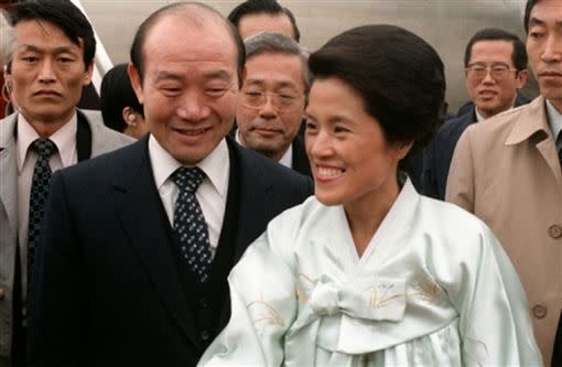 傳前總統第一夫人李順子（右）不滿丈夫全斗煥（左）而下毒手。（圖／翻攝自維基百科）