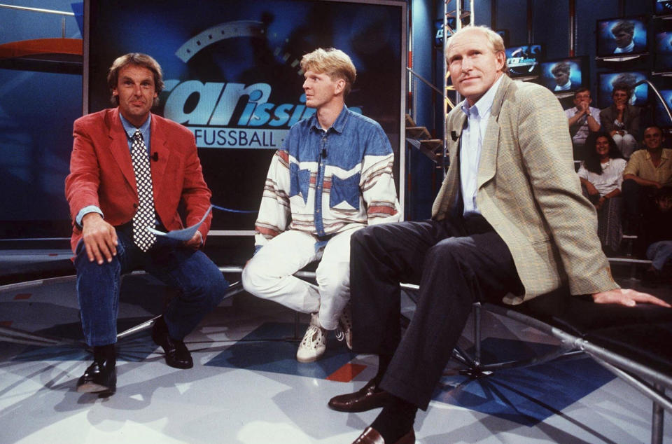 Ob sich Stefan Effenberg (Mitte) heute noch in solch einer Jeansjacke ins Fernsehen trauen würde? 1994 bei "ranissimo" war so etwas wohl noch hip.