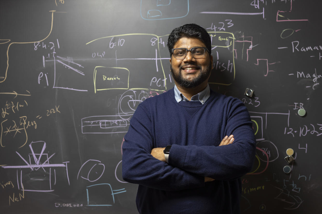 Ranga Dias, profesor de ingeniería mecánica y física en la Universidad de Rochester en Rochester, Nueva York, el 2 de marzo de 2022. (Lauren Petracca/The New York Times)