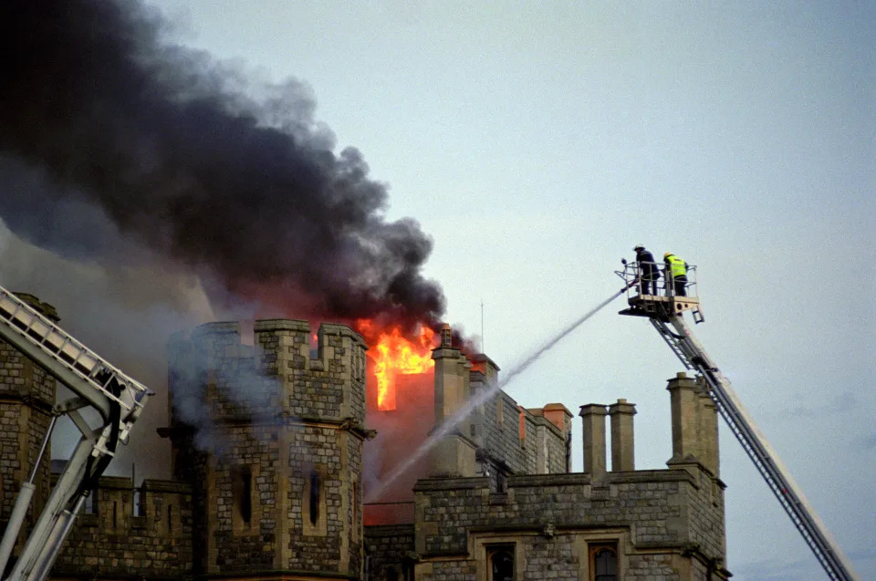 Bomberos intentan controlar el incendio que arrasó el castillo de Windsor en 1992 (Fiona Hanson - PA Images).