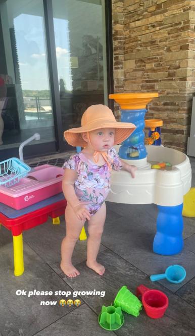 Brittany Mahomes' Daughter Wears Louis Vuitton Sunhat at Beach: Photo