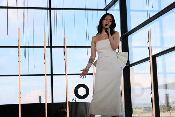陳芳語在哥本哈根民主峰會上演唱〈玻璃心〉。（王婉諭國會辦公室提供）