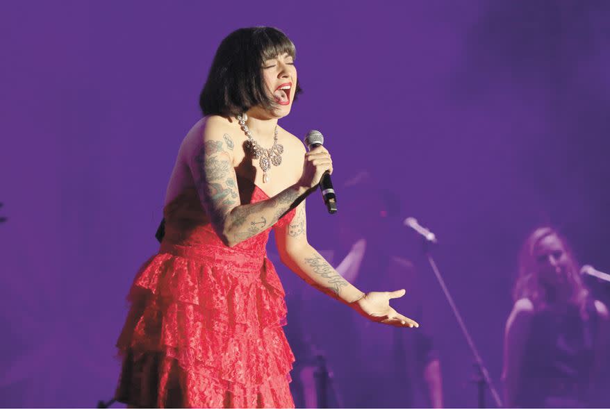 Mon Laferte Pati Chapoy Y La Polémica Que Evidencia El Doble Rasero Cuando Los Videos Subidos 