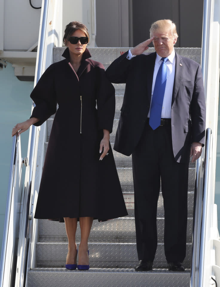 <p>Für den Flug von Tokio ins japanische Fussa kombinierte Melania Trump gleich zwei große Labels: Ihr auberginefarbener Mantel war von Delpozo, die blauen High Heels von Christian Louboutin. (Bild-Copyright: Eugene Hoshiko/AP Photo) </p>