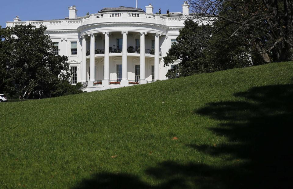 The White House is seen from the South Lawn in Washington, October 17, 2014. REUTERS/Larry Downing (UNITED STATES - Tags: POLITICS ENVIRONMENT SOCIETY)