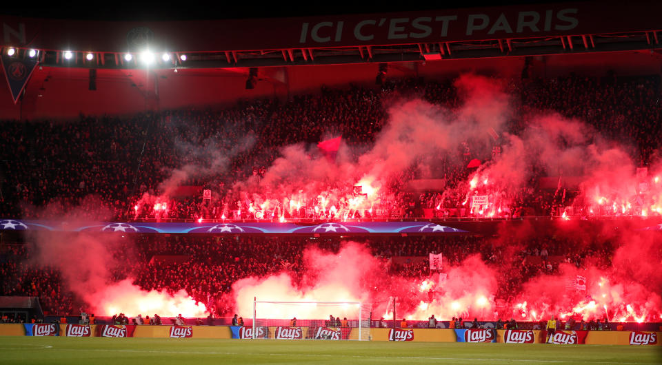 Nuage de fumigènes côté Auteuil