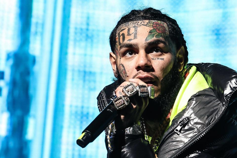 Le rappeur 6ix9ine a été agressé par plusieurs hommes dans une salle de sport, en Floride, aux États-Unis.