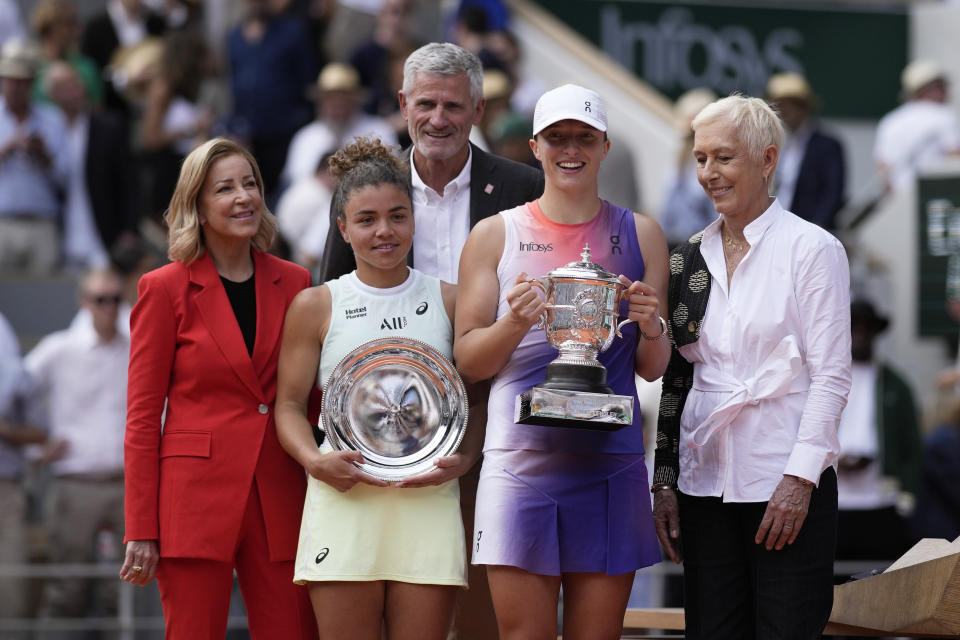 Winner Poland's Iga Swiatek, centre right, and second placed Italy's Jasmine Paolini, centre left, pose for a picture with trophies after their women's final of the French Open tennis tournament at the Roland Garros stadium in Paris, France, Saturday, June 8, 2024. (AP Photo/Christophe Ena)