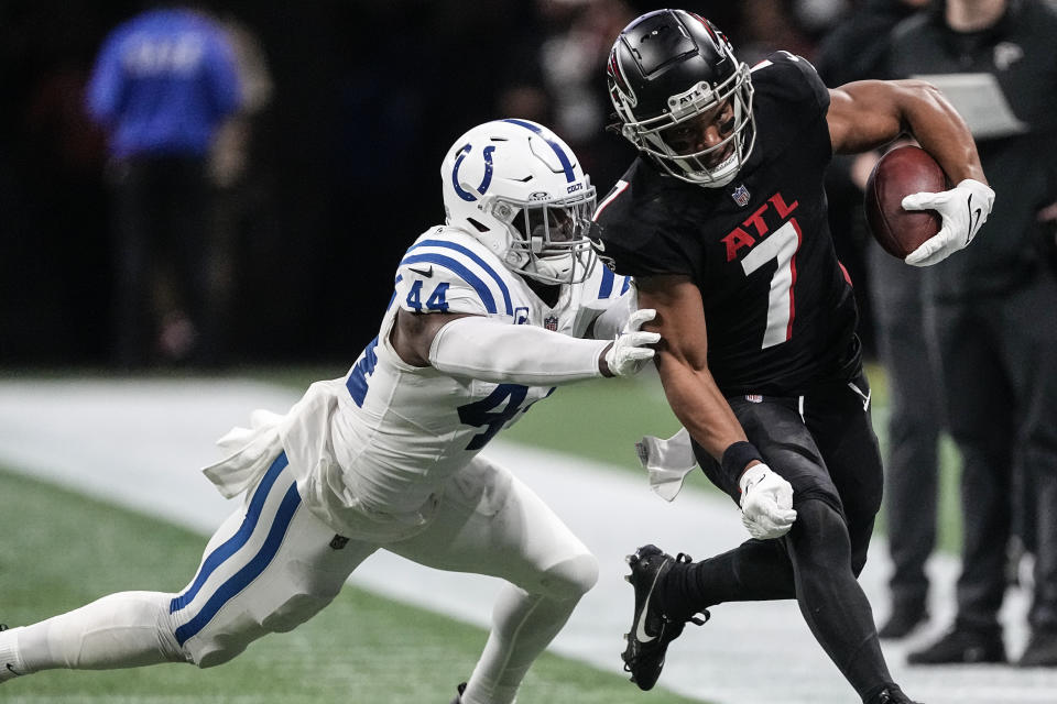 Atlanta Falcons running back Bijan Robinson (7) runs against Indianapolis Colts linebacker Zaire Franklin (44) during the first half of an NFL football game, Sunday, Dec. 24, 2023, in Atlanta. (AP Photo/John Bazemore)