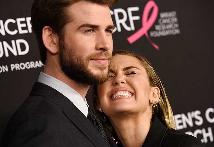 Miley Cyrus y Liam Hemsworth en un acto benéfico