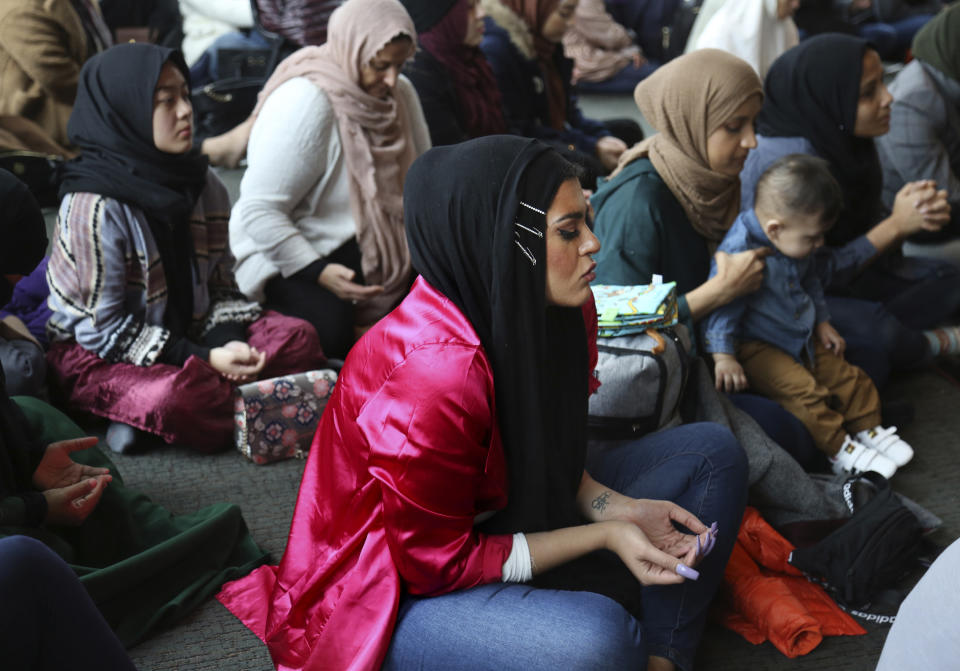 Amani Al-Khatahtbeh (centro) rezando en el Centro Islámico de la Universidad de Nueva York el 27 de diciembre del 2019. (AP Photo/Jessie Wardarski)