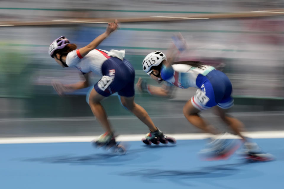 Taiwan's Yi-Hsuan Liu, left, and South Korea's Yerim Lee compete in the women's Speed Skating 3000 meter Relay Race G1 final at 19th Asian Games in Hangzhou, China, Monday, Oct. 2, 2023. (AP Photo/Aijaz Rahi)