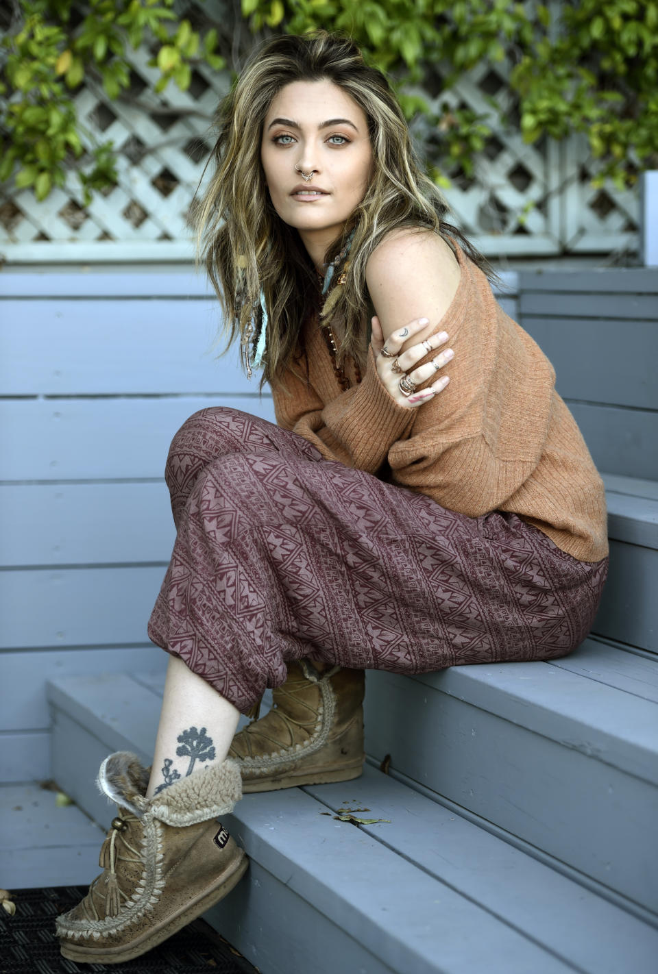 Paris Jackson posa en Beverly Hills, California, el 27 de octubre de 2020 para promover su ábum debut como solista, "Wilted", que lanzará el 13 de noviembre. Su nuevo sencillo "Let Down" salió el viernes 30 de octubre. (AP Foto/Chris Pizzello)