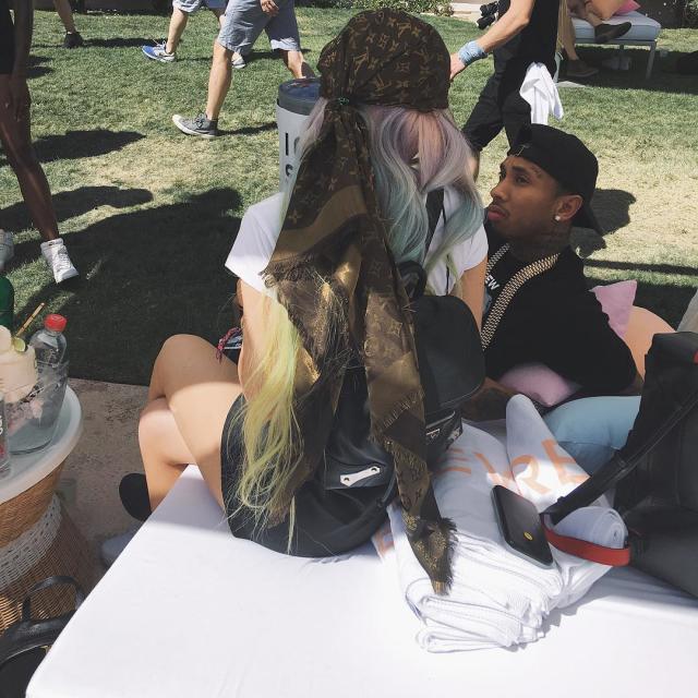 Kylie Jenner con un bañador ¿falso? de Louis Vuitton en Coachella