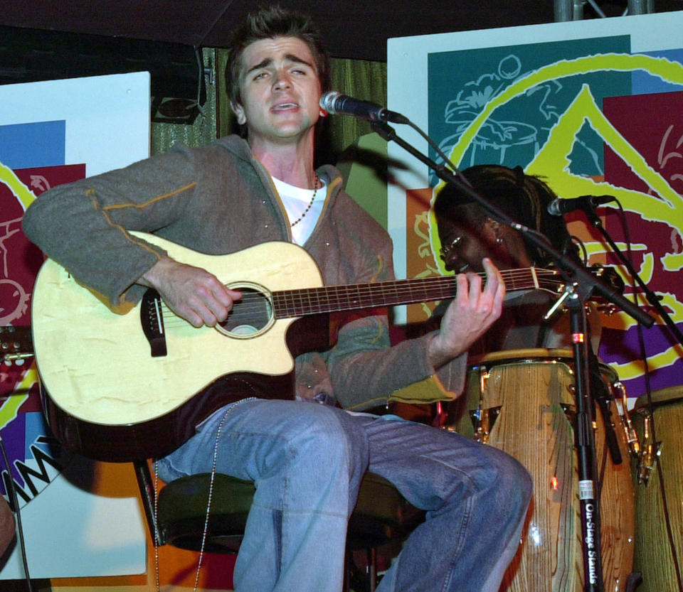 En esta foto del 30 de octubre del 2001, el rockero colombiano Juanes canta en la 2da entrega anual de los Latin Grammy durante una conferencia en Los Angeles. Juanes recibió tres premios, incluyendo a mejor nuevo artista. (AP Foto/Chris Weeks, Archivo)