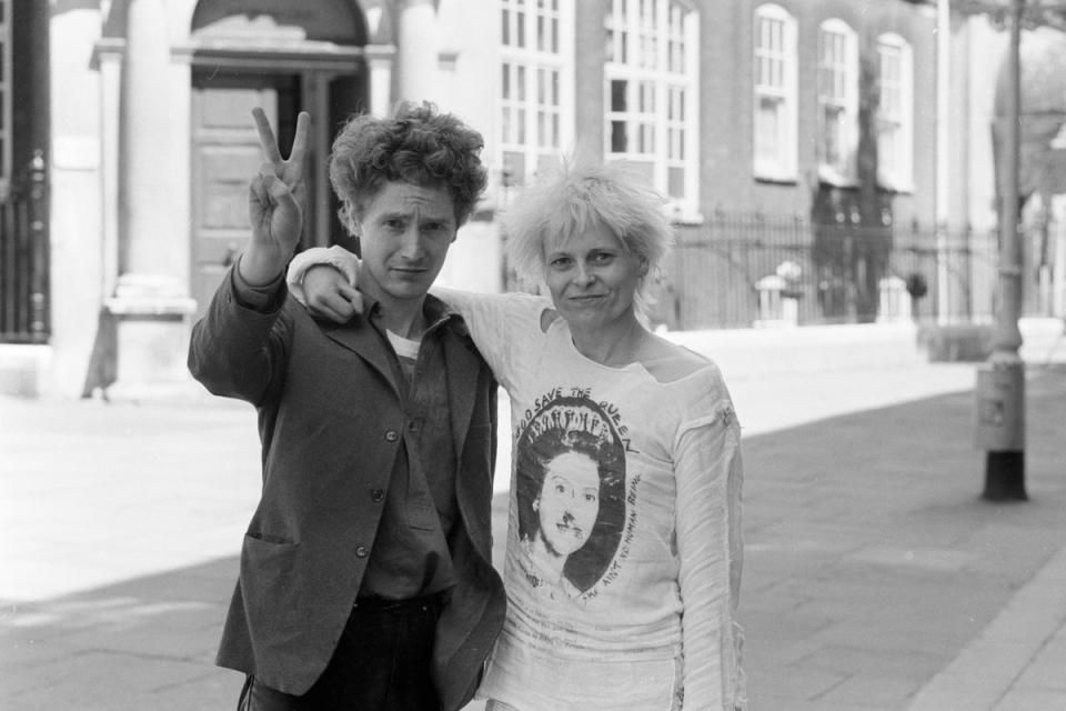 Malcolm McLaren and Vivienne Westwood outside Bow Street Magistrate Court, after being remanded on bail for fighting (Mirrorpix via Getty Images)