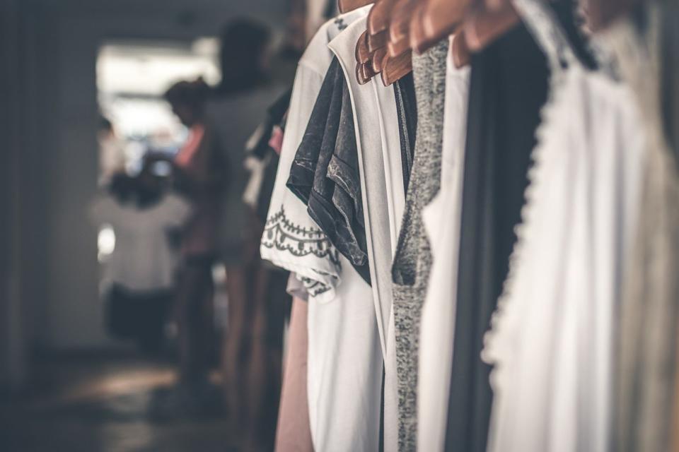 女網友抱怨店員誆騙她手工製作洋裝，讓她花大錢買了一件廉價淘寶貨。（示意圖，Pixabay）