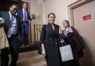 La representante electa Alexandria Ocasio-Cortez fotografiada a la salida de una reunión del bloque demócrata para novatos el 15 de noviembre del 2018 en Washington. (AP Photo/J. Scott Applewhite)