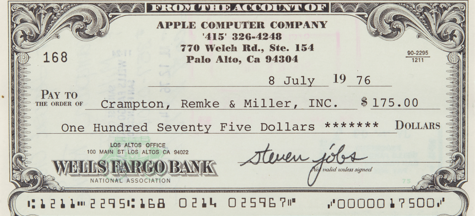 蘋果電腦已故共同創辦人賈伯斯鮮少留有真跡簽名，近日一張他1976年親簽的支票被釋出拍賣。（翻攝自拍賣公司RR AUCTION官網）