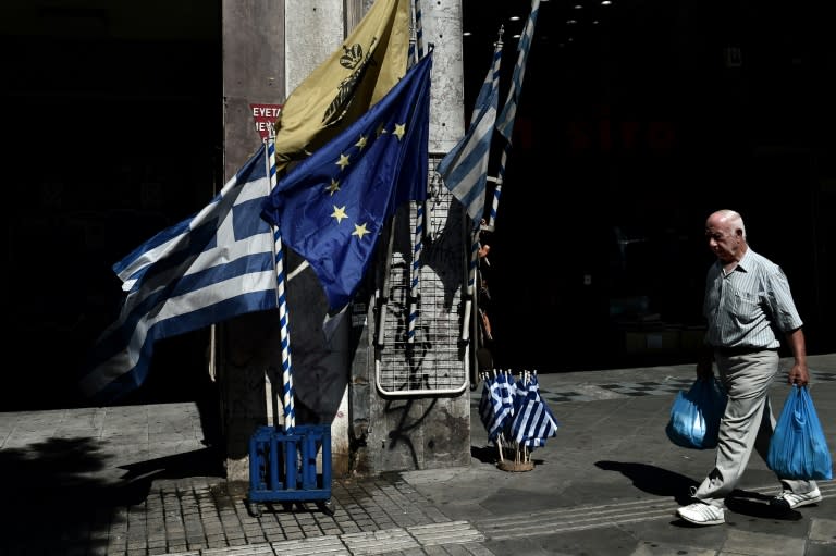Les drapeaux de la Grèce et de l'Union européenne flottent dans une rue d'Athènes, le 13 juillet 2015