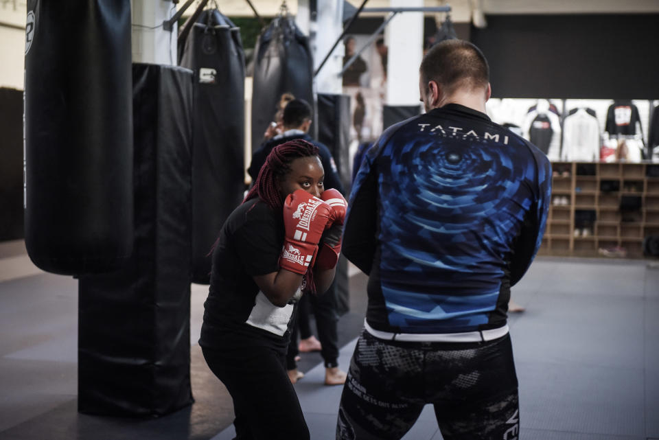 Una mujer y un hombre entrenan durante una clase de boxeo en Fightzone en Londres, el 25 de noviembre de 2021. (Mary Turner/The New York Times)
