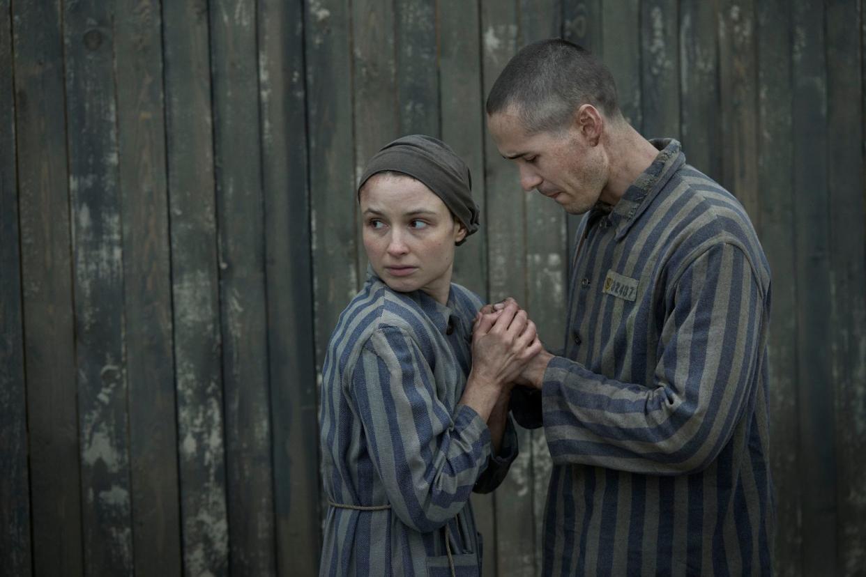 Szene aus der Sky-Serie "The Tattooist of Auschwitz": Lale (Jonah Hauer-King) und Gita (Anna Próchniak) lernen sich im KZ kennen und lieben. (Bild: Sky UK Limited)
