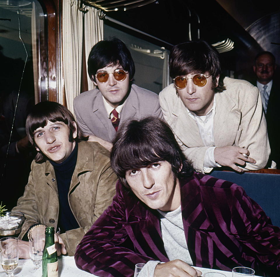 Aunque se desconoce la fecha exacta, esta imagen fue tomada en 1966. Ringo Starr, Paul McCartney, John Lennon y George Harrison viajaban en tren durante la gira de promoción de su séptimo álbum de estudio, ‘Revolver’. (Foto: Roger Viollet Collection / Getty Images).