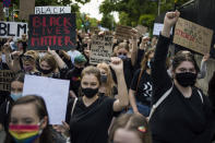 Demonstranten nehmen mit Schildern am "Black Lives Matter"-Protest vor der US-Botschaft teil. Foto: Attila Husejnow / SOPA Images via ZUMA Wire / dpa