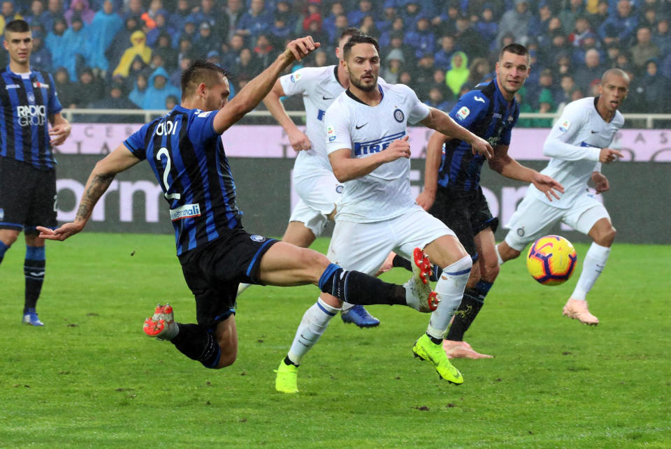 Atalanta's Rafael Toloi, left, and Inter's Danilo D'Ambrosio go for the ball during the Serie A soccer match between Atalanta and Inter Milan, in Bergamo, Italy, Sunday, Nov. 11, 2018. (Paolo Magni/ANSA via AP)