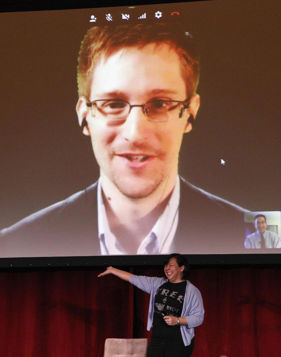 Accused government whistleblower Edward Snowden is introduced to supporters of Amnesty International, via teleconference during the Amnesty International Human Rights Conference 2014 in Chicago, April 5, 2014. The video feed linked Snowden, who announcers said was somewhere in Russia, with the conference in Chicago. REUTERS/Frank Polich (UNITED STATES - Tags: POLITICS SOCIETY)