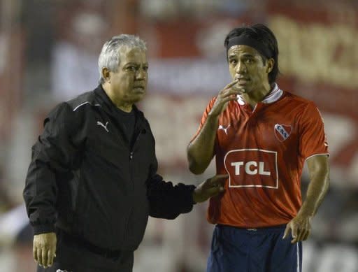 En Independiente, el colombiano Fabián Vargas entró en el segundo tiempo y mejoró el mediocampo del equipo, pero erró un remate que le podría haber dado el triunfo a los 'Rojos', en el que también actuaron los paraguayos Samuel Cáceres, de correcto desempeño, y Jonathan Santana, reemplazado por su baja actuación. (AFP | Juan Mabromata)