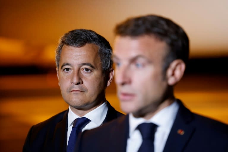 Emmanuel Macron et Gérald Darmanin, à Nouméa (Nouvelle-Calédonie), le 24 juillet 2023 (Ludovic MARIN)