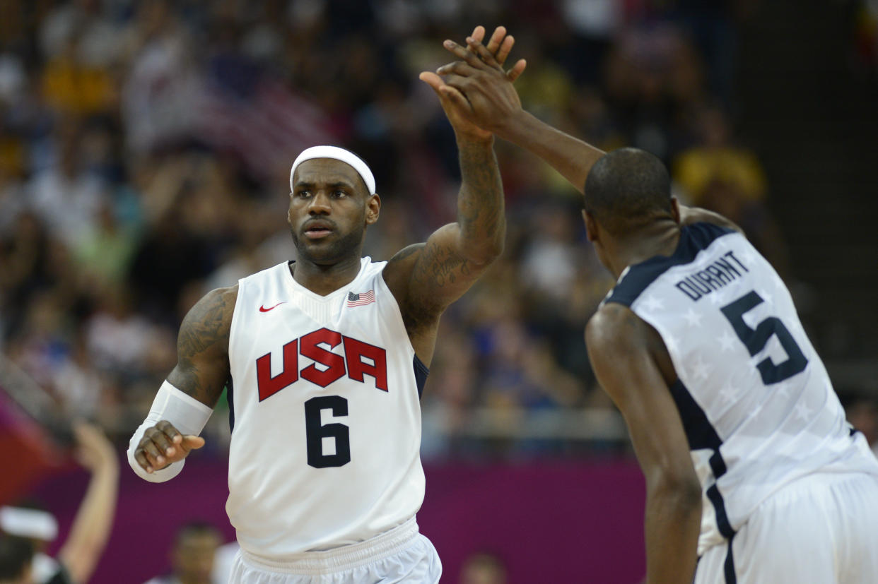 LeBron James y Kevin Durant volverían a representar a los Estados Unidos en basquetbol en París 2024. Ambos se llevaron la medalla de oro en Londres 2012. (Foto: TIMOTHY A. CLARY/AFP/GettyImages)