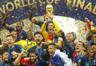<p>Die neuen Weltmeister: 20 Jahre nach ihrem ersten WM-Sieg gewinnt die französische Nationalmannschaft in Moskau erneut den Pokal. (Bild: Reuters/Christian Hartmann) </p>