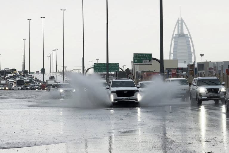 Inundación en el desierto: una intensa tormenta azota a los Emiratos Árabes y países vecinos