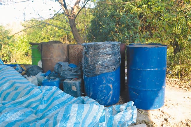 旗南合作農場遭不明人士丟棄桶裝有害廢棄物，農場處理上頗感棘手，希望高市府環保局能夠協助最終處理。（林雅惠攝）