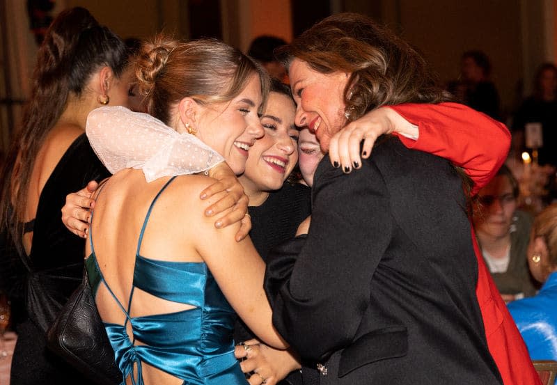 Leah Isadora Behn con sus hermanas y Marta Luisa de Noruega