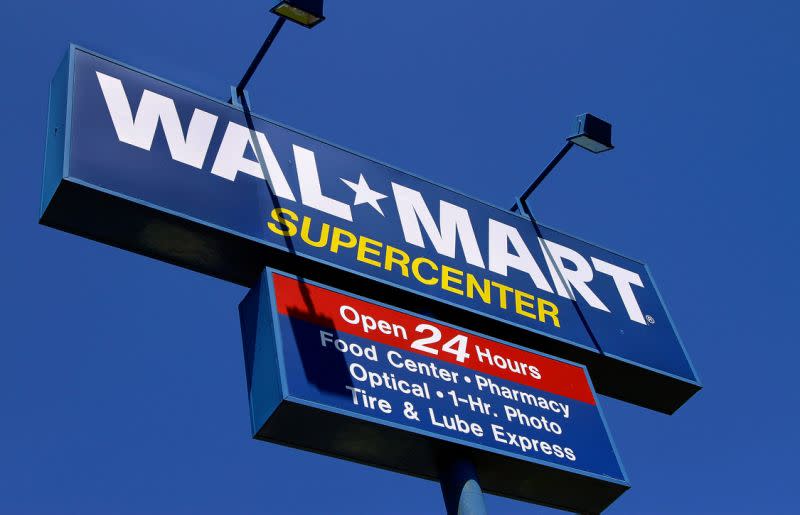 Cartel de un supercentro WalMart en Springfield, Illinois (AP Photo / Seth Perlman).