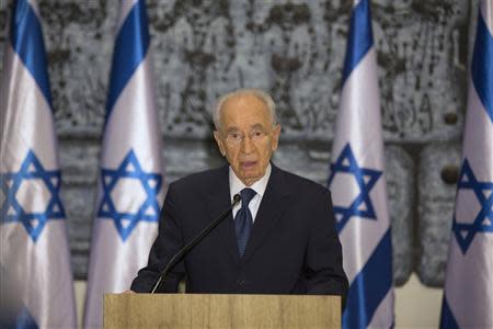 Israel's President Shimon Peres delivers a statement after the announcement of the death of former Israeli Prime Minister Ariel Sharon in Jerusalem January 11, 2014. REUTERS/Baz Ratner